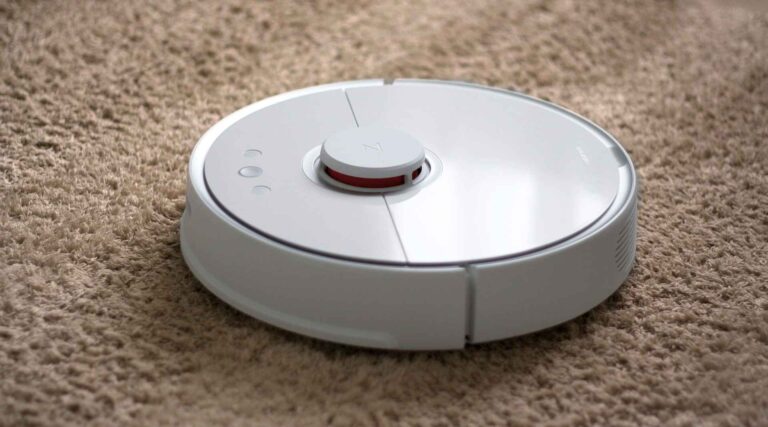 O melhor robô aspirador e passa pano fazendo uma faxina na casa