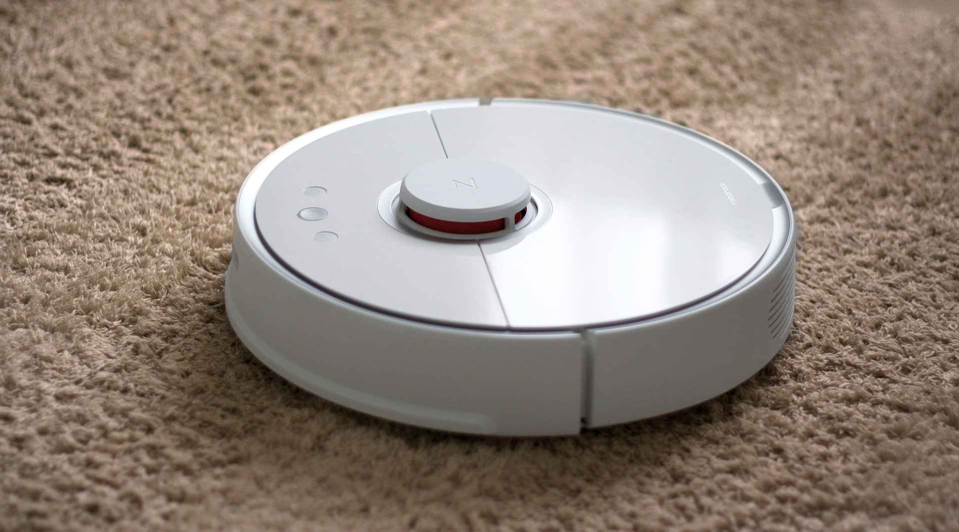 O melhor robô aspirador e passa pano fazendo uma faxina na casa