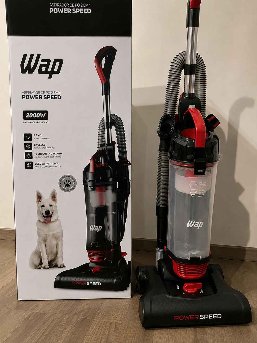 Aspirador vertical WAP Power Speed 2000W junto com sua caixa em um chão marrom